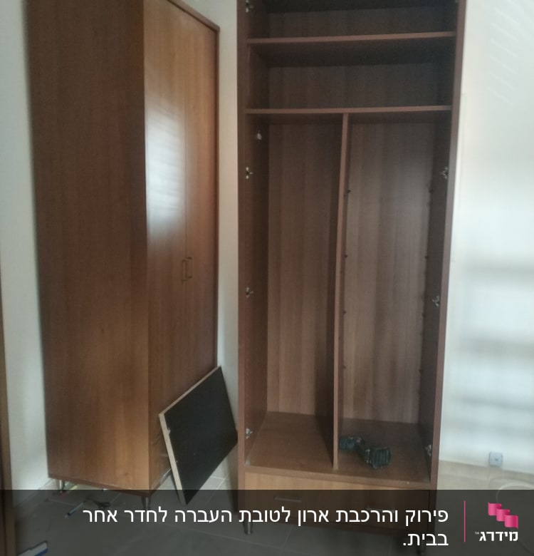 ארון עץ פתוח עם מקדחה על המדף התחתון